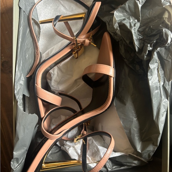 Cream and Gold Shoes with Elegant Design - Picture 2 of 4